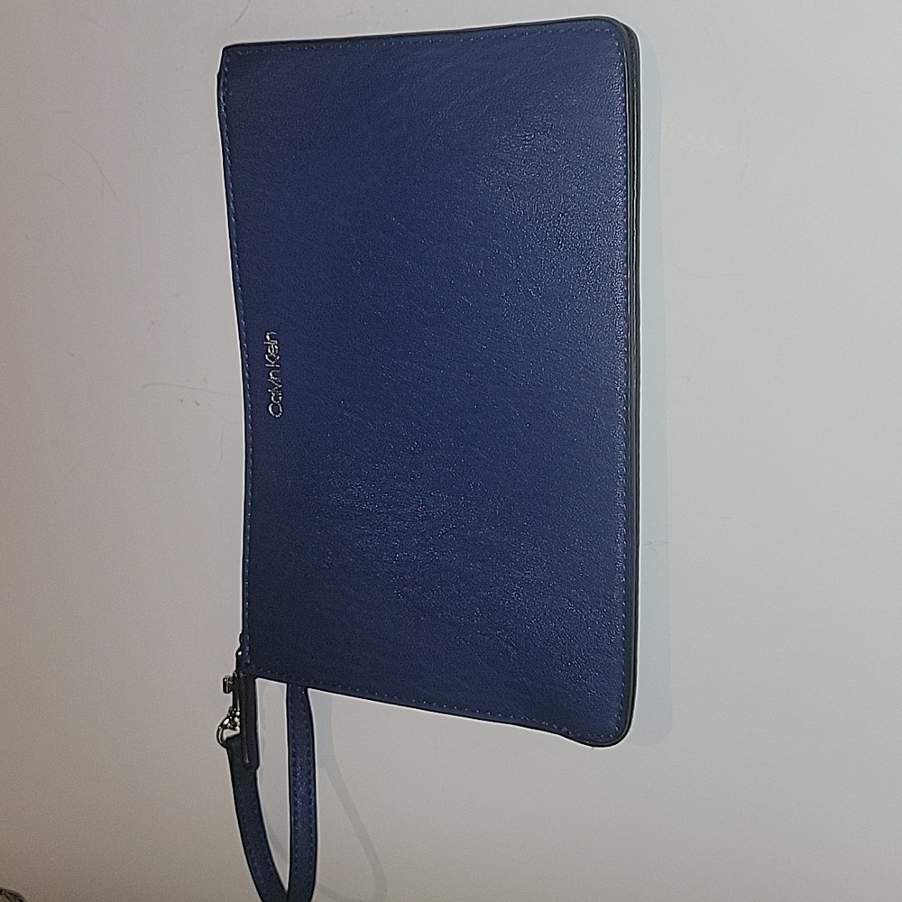 CALVIN KLEIN FAUX LEATHER NAVY BLUE WRISTLET